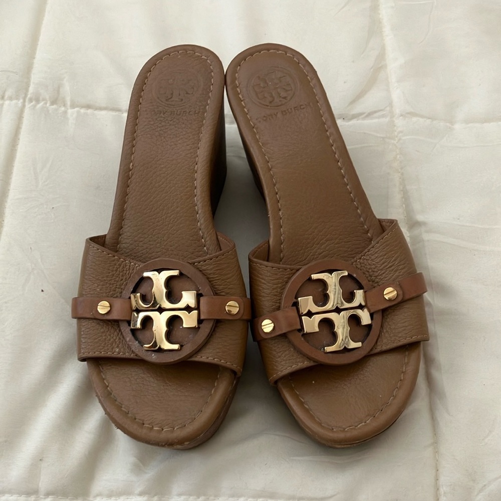 Tory Burch sandles. Size 71/2 tan